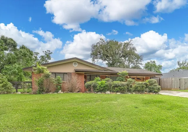 2nd image of 112 Persimmon Ln, Lake Jackson, TX 77566 | MLS# 64300107