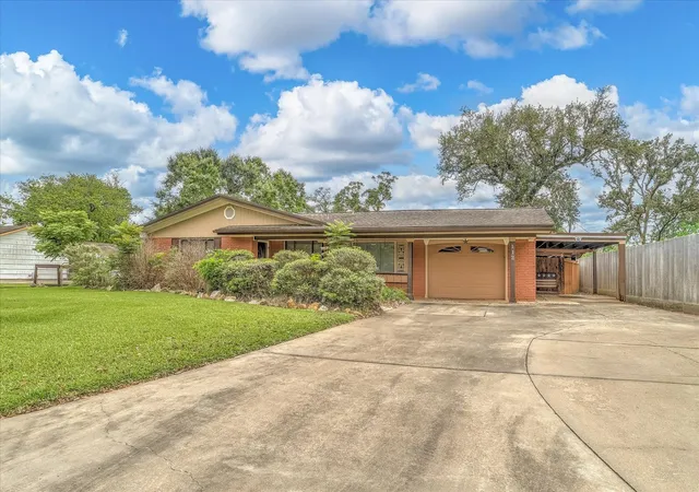 3rd image of 112 Persimmon Ln, Lake Jackson, TX 77566 | MLS# 64300107