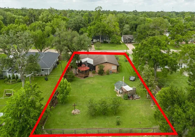 49th image of 112 Persimmon Ln, Lake Jackson, TX 77566 | MLS# 64300107