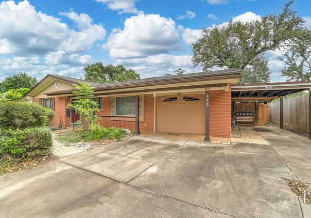 4th image of 112 Persimmon Ln, Lake Jackson, TX 77566 | MLS# 64300107