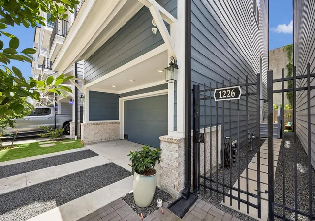 Photo 3 of Single family home for sale at 1226 W 21st Street, Houston, TX 77008 | MLS# 77714650 | Listing updated on 2026-09-15