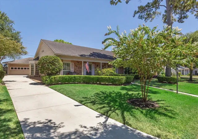 Photo 1 of Single family home for sale at 818 Olney Oak Dr, Houston, TX 77079 | MLS# 19982594 | Listing updated on 2026-08-29