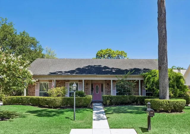 Photo 2 of Single family home for sale at 818 Olney Oak Dr, Houston, TX 77079 | MLS# 19982594 | Listing updated on 2026-08-29