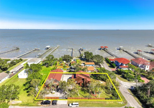 3rd image of 114 24Th St, Dickinson, TX 77539 | MLS# 80703970