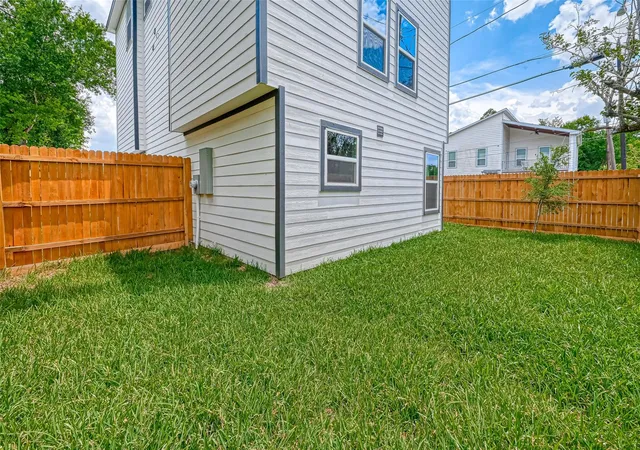 11th image of 8125 Eastover St #B, Houston, TX 77028 | MLS# 75610246