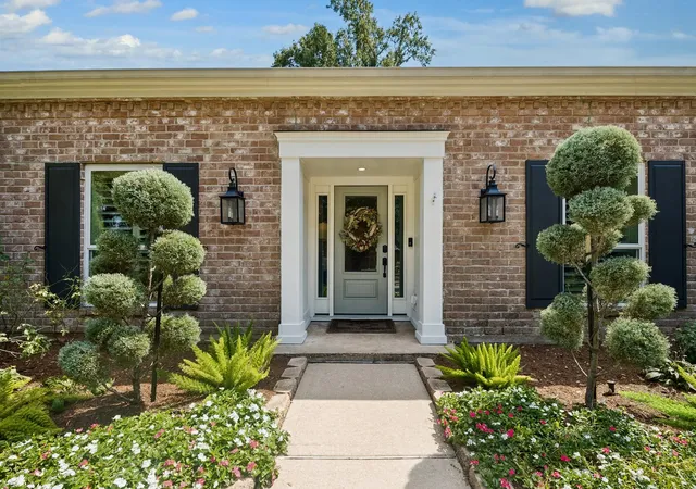 Photo 2 of Sale Pending at 1507 Ashford Hollow Ln, Houston, TX 77077 | MLS# 64803674 | Listing updated on 2026-09-09