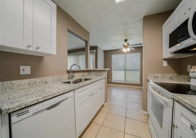 Listing Photo 4 - Condo for sale in building located at 8481 Sands Pt Dr, Houston, TX 77036