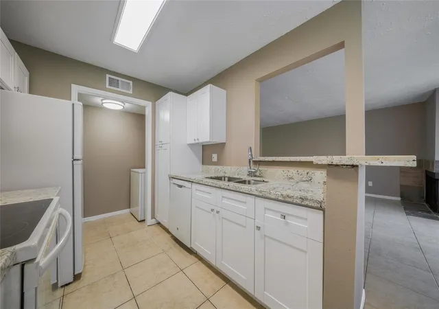 Listing Photo 5 - Condo for sale in building located at 8481 Sands Pt Dr, Houston, TX 77036