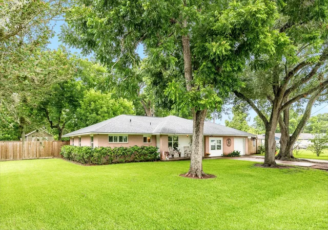 Homes for sale in Lake Jackson, TX | 303 Southern Oaks Dr, Lake Jackson, TX 77566 | MLS# 41940967