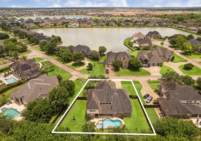 2nd image of 2400 Lakeway Dr, Friendswood, TX 77546 | MLS# 53152338