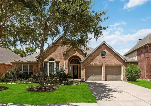 Photo 2 of Single family home for sale at 2712 Green Mountain Dr, Pearland, TX 77584 | MLS# 25719569 | Listing updated on 2026-09-21