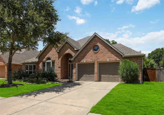 Photo 3 of Single family home for sale at 2712 Green Mountain Dr, Pearland, TX 77584 | MLS# 25719569 | Listing updated on 2026-09-21