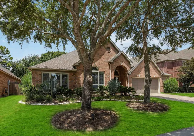 Photo 3 of Single family home for sale at 2712 Green Mountain Dr, Pearland, TX 77584 | MLS# 25719569 | Listing updated on 2026-09-21