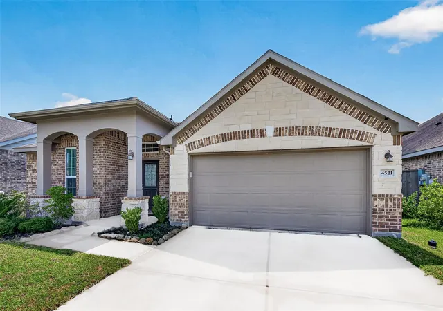 Photo 2 of Single family home for sale at 4521 Orono Summit Trl, Rosharon, TX 77583 | MLS# 10803769 | Listing updated on 2026-09-23