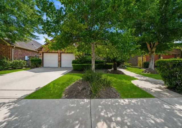 Photo 2 of Sale Pending at 2206 Ascot Ln, Sugar Land, TX 77479 | MLS# 60228331 | Listing updated on 2026-10-06