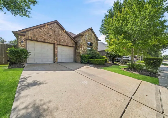 Photo 3 of Sale Pending at 2206 Ascot Ln, Sugar Land, TX 77479 | MLS# 60228331 | Listing updated on 2026-10-06