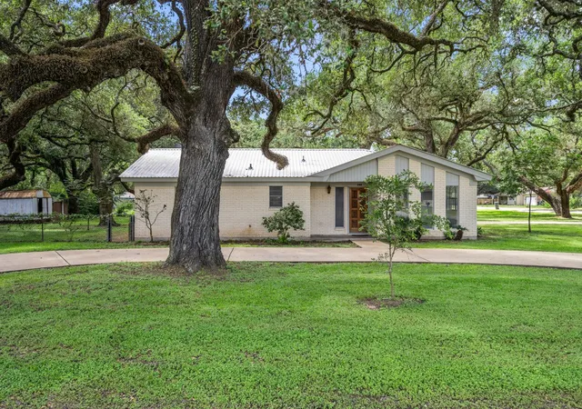 Photo 3 of Single family home for sale at 103 King Dr, Columbus, TX 78934 | MLS# 8971472 | Listing updated on 2026-08-06