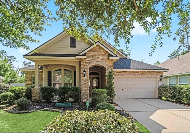 Photo 2 of Single family home for sale at 7 Fraiser Fir Pl, Spring, TX 77389 | MLS# 25635325 | Listing updated on 2026-09-05