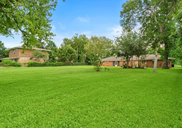 2nd image of 430 S Burnett Dr, Baytown, TX 77520 | MLS# 51516982