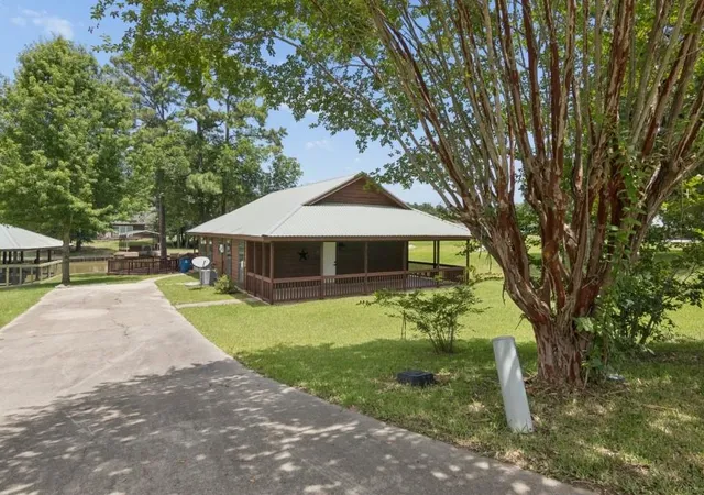 Photo 1 of Sale Pending at 28 Hunters Creek Dr, Huntsville, TX 77340 | MLS# 23335810 | Listing updated on 2026-09-13