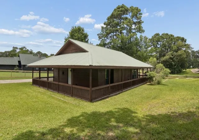 Photo 2 of Sale Pending at 28 Hunters Creek Dr, Huntsville, TX 77340 | MLS# 23335810 | Listing updated on 2026-09-13