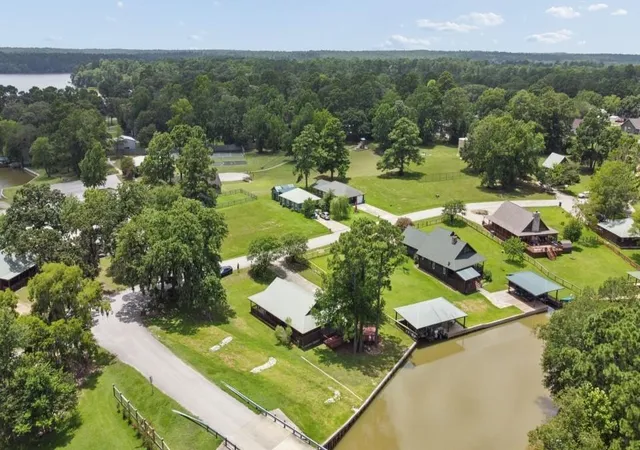Photo 32 of Sale Pending at 28 Hunters Creek Dr, Huntsville, TX 77340 | MLS# 23335810 | Listing updated on 2026-09-13