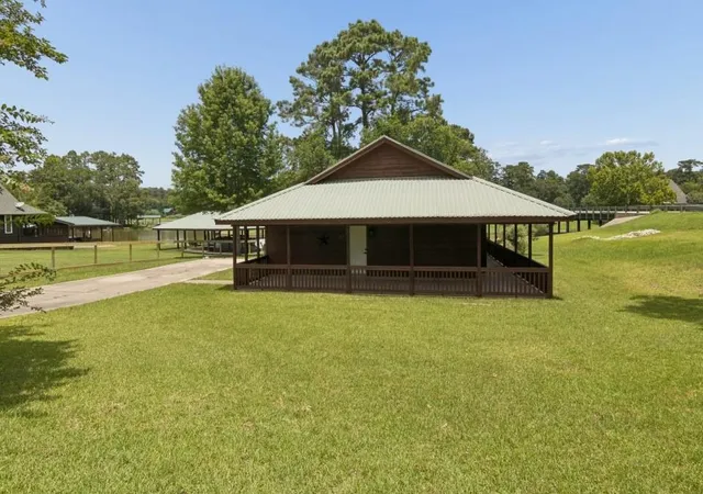 Photo 3 of Sale Pending at 28 Hunters Creek Dr, Huntsville, TX 77340 | MLS# 23335810 | Listing updated on 2026-09-13