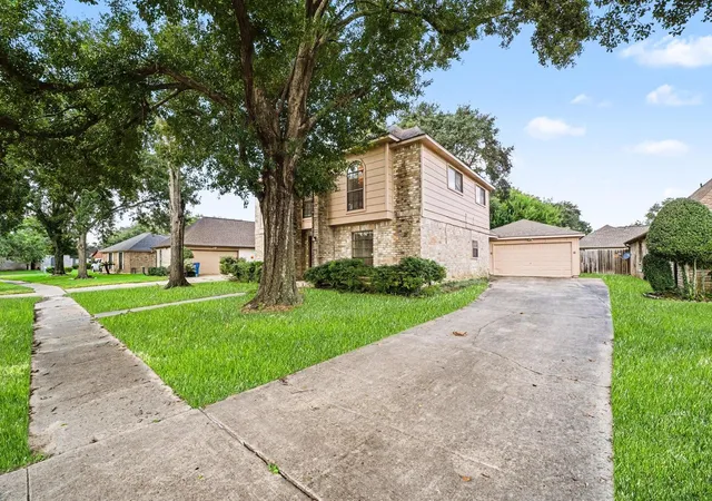 Photo 2 of Single family home for sale at 7911 Byp Forest Dr, Houston, TX 77088 | MLS# 88160191 | Listing updated on 2026-09-03