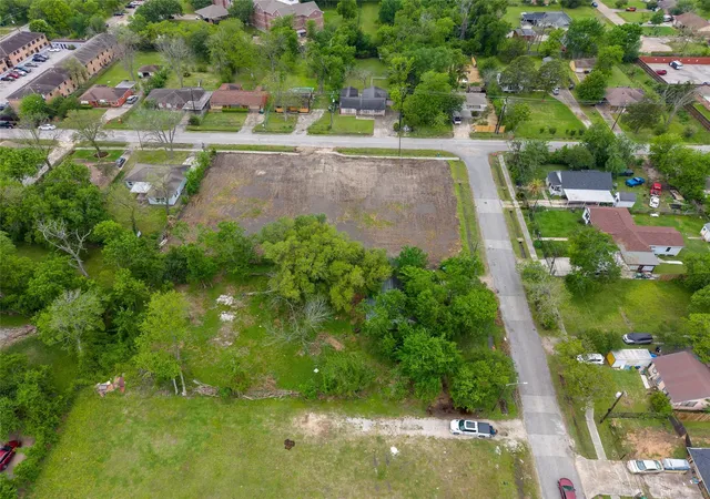 Photo 3 of Sale Pending at 306 Walthall Dr, Houston, TX 77022 | MLS# 86753354 | Listing updated on 2026-08-06