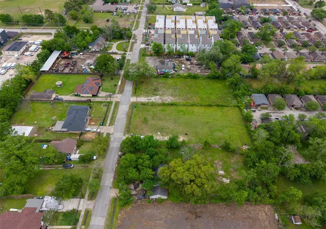 Photo 4 of Sale Pending at 306 Walthall Dr, Houston, TX 77022 | MLS# 86753354 | Listing updated on 2026-08-06