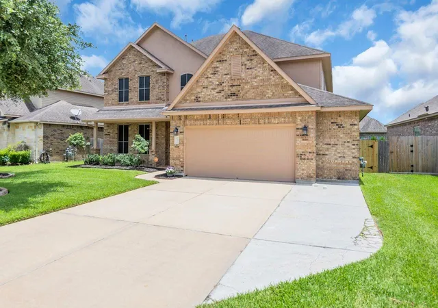 Photo 3 of Single family home for sale at 680 Cumberland Ridge Ln, League City, TX 77573 | MLS# 29984182 | Listing updated on 2026-09-18