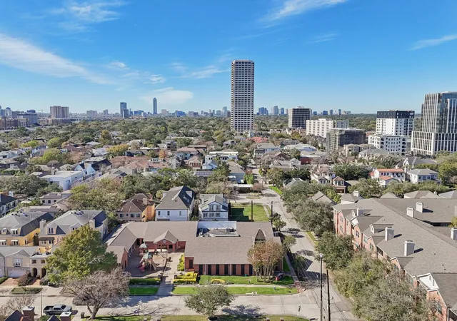 2nd image of 2111 S Welch St, Houston, TX 77019