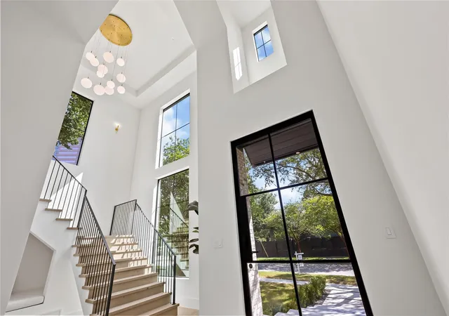 Photo 3 of Mansion for sale at 1916 Addison Rd, Houston, TX 77030 | MLS# 31917103 | Listing updated on 2026-09-16