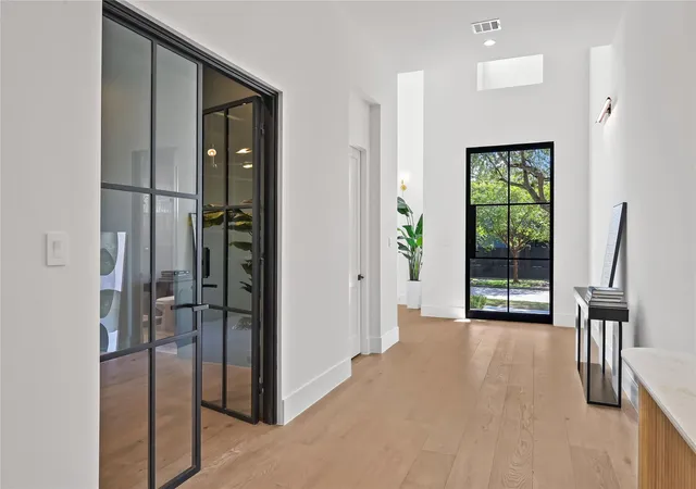 Photo 4 of Single family home for sale at 1916 Addison Rd, Houston, TX 77030 | MLS# 31917103 | Listing updated on 2026-09-20