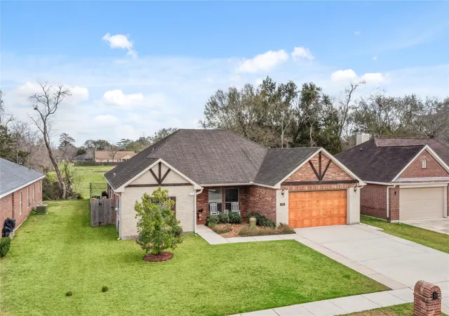 2nd image of 1995 Brentwood Dr, Alvin, TX 77511 | MLS# 50629076