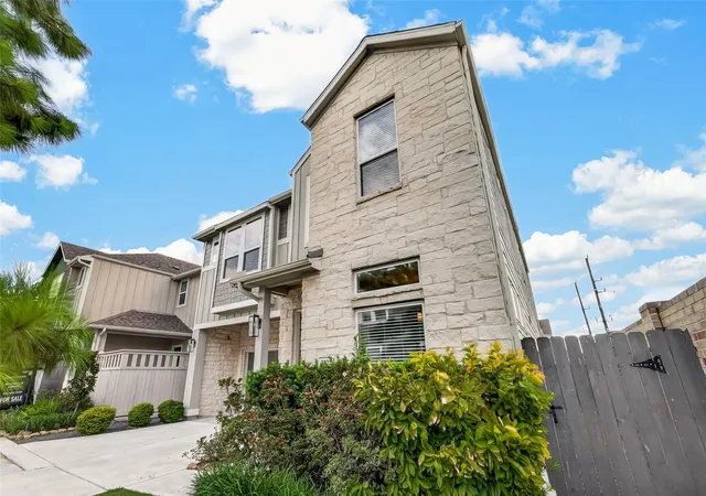 Photo 3 of Single family home for sale at 3102 Leather Leaf Ln, Houston, TX 77080 | MLS# 87898210 | Listing updated on 2026-09-17
