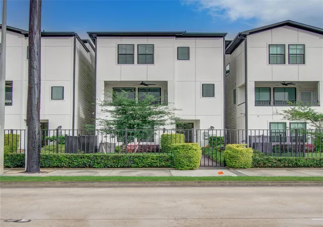 Photo 2 of Sale Pending at 2818 Grand Fountains Dr #B, Houston, TX 77054 | MLS# 10646334 | Listing updated on 2026-10-02