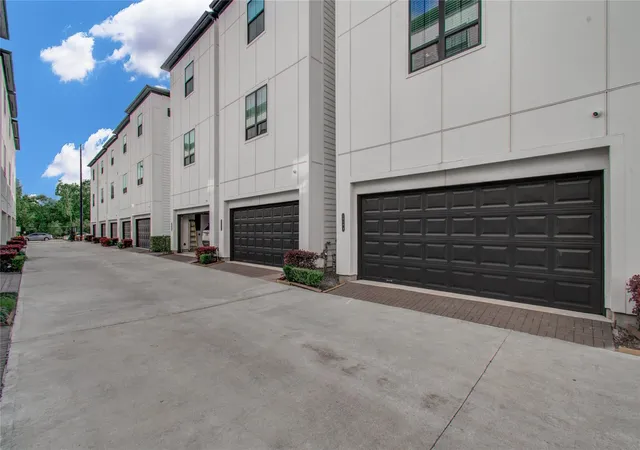 Photo 38 of Sale Pending at 2818 Grand Fountains Dr #B, Houston, TX 77054 | MLS# 10646334 | Listing updated on 2026-10-02