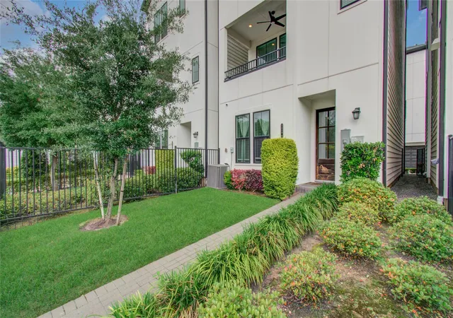 Photo 3 of Sale Pending at 2818 Grand Fountains Dr #B, Houston, TX 77054 | MLS# 10646334 | Listing updated on 2026-10-02