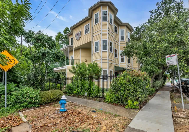 Photo 3 of Single family home for sale at 3201 White Oak Dr, Houston, TX 77007 | MLS# 18357733 | Listing updated on 2026-07-26