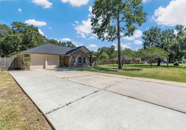 Photo 3 of Sale Pending at 11418 Walraven Dr, Huffman, TX 77336 | MLS# 55908977 | Listing updated on 2026-09-12