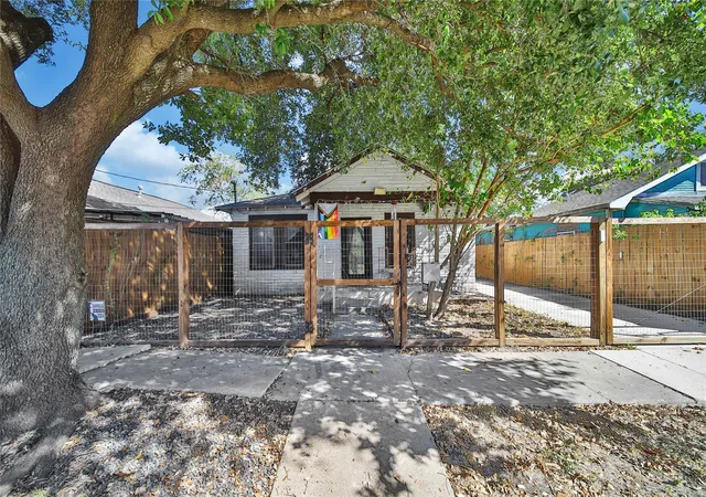 2nd image of 1120 Capron St, Houston, TX 77020 | MLS# 4494849