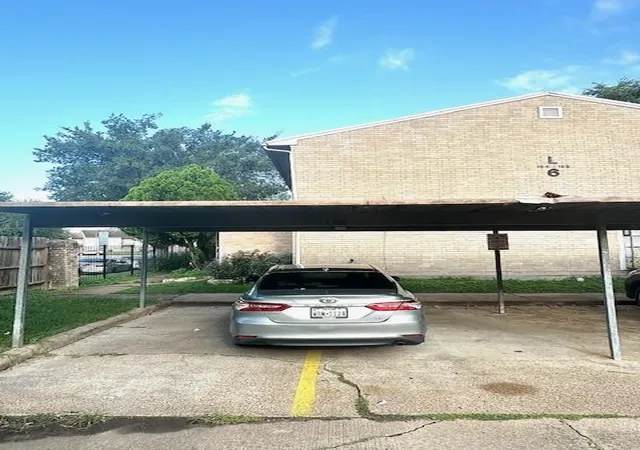 2nd image of 11000 Kinghurst Dr, Houston, TX 77099