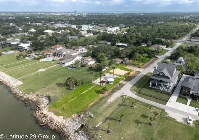 2nd image of 2588 Cliff Dr, Dickinson, TX 77539 | MLS# 22050365