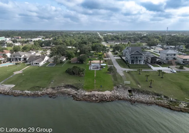3rd image of 2588 Cliff Dr, Dickinson, TX 77539 | MLS# 22050365