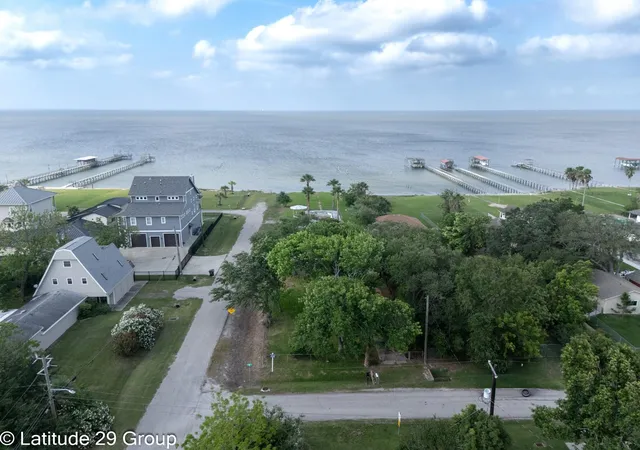 4th image of 2588 Cliff Dr, Dickinson, TX 77539 | MLS# 22050365