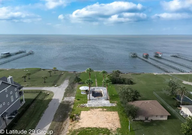 5th image of 2588 Cliff Dr, Dickinson, TX 77539 | MLS# 22050365