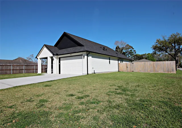 3rd image of 1118 N Shepherd Dr, Baytown, TX 77520 | MLS# 17137066