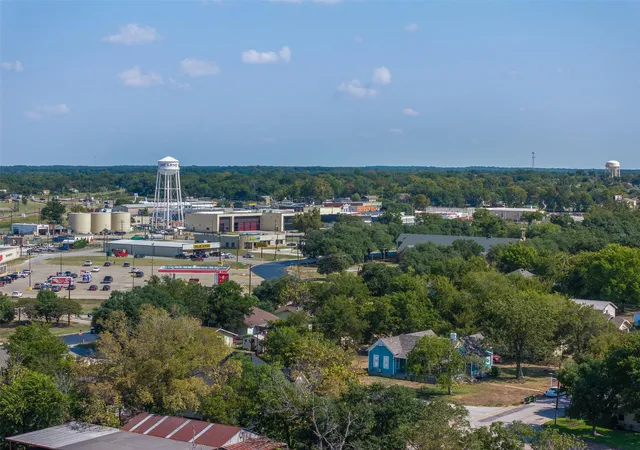 Homes for sale in Hearne, TX | 610 W Davis St, Hearne, TX 77859 | MLS# 55153350