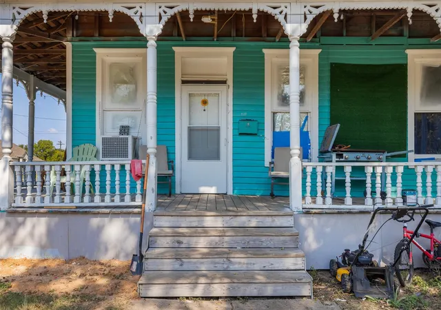 Homes for sale in Hearne, TX | 610 W Davis St, Hearne, TX 77859 | MLS# 55153350